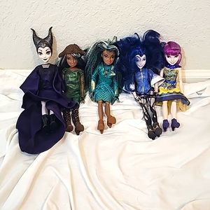 5 Descendants Dolls